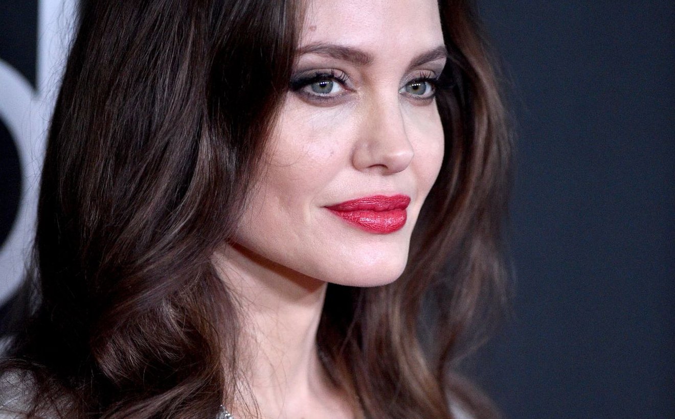 Visual context around Do You Know How Angelina Jolie Mansion Sale.